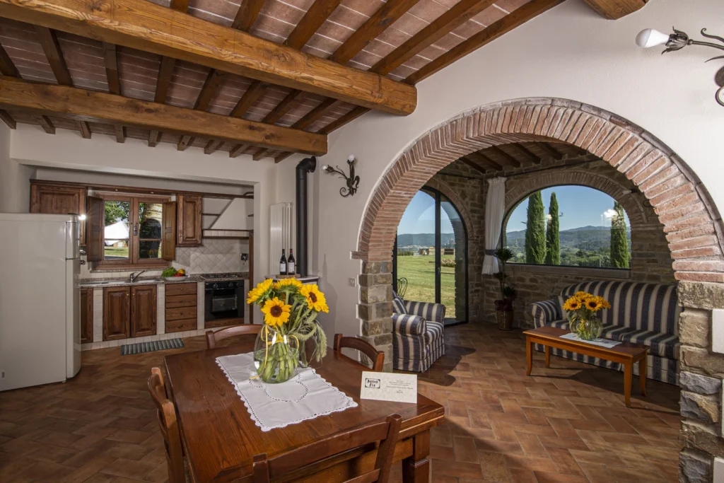 noord-toscane-antico-fio-villa-bruno-woonkeuken-met-boogdoorgang-157-casamia