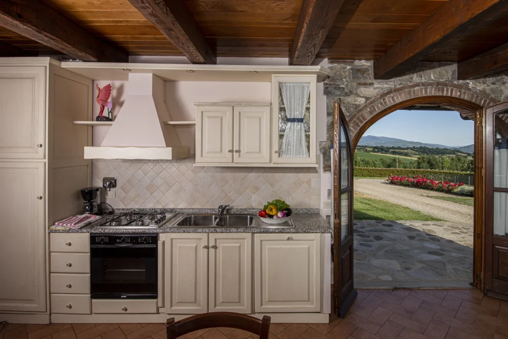 noord-toscane-antico-fio-villa-camelia-keuken-met-boogdeur-175-casamia