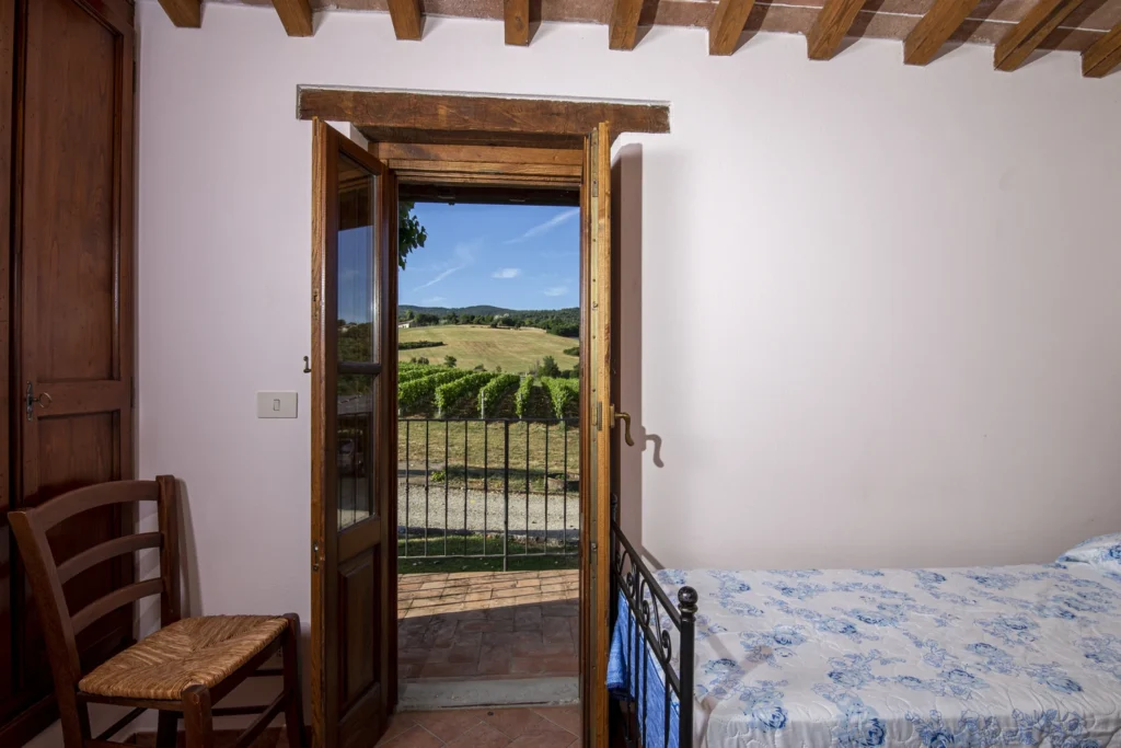 noord-toscane-antico-fio-villa-camelia-slaapkamer-met-balkondeur-177-casamia