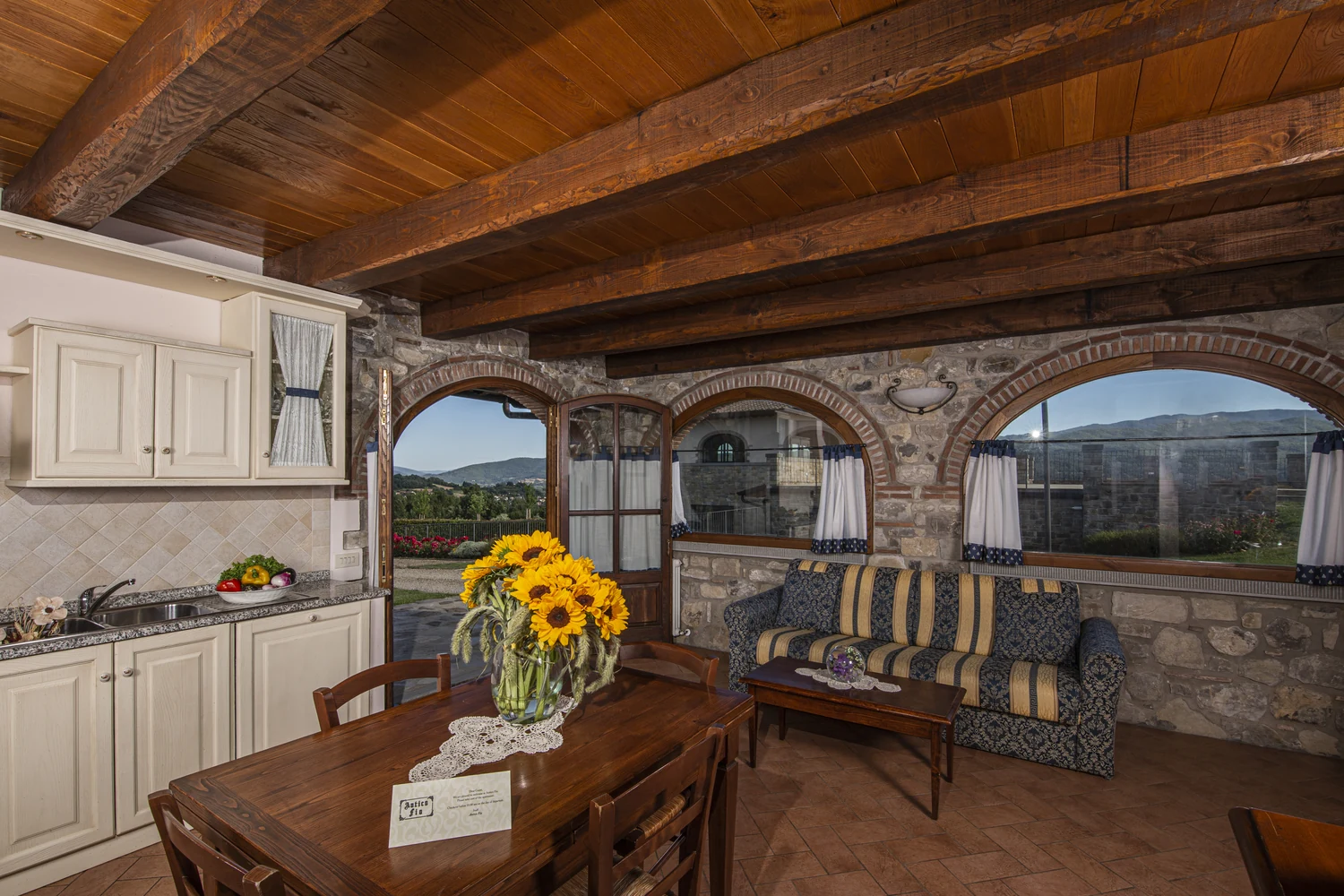 noord-toscane-antico-fio-villa-camelia-woonkamer-met-gestreepte-bank-173-casamia