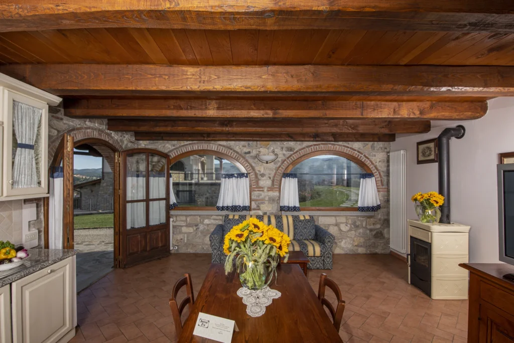 noord-toscane-antico-fio-villa-camelia-woonkeuken-met-boogramen-172-casamia