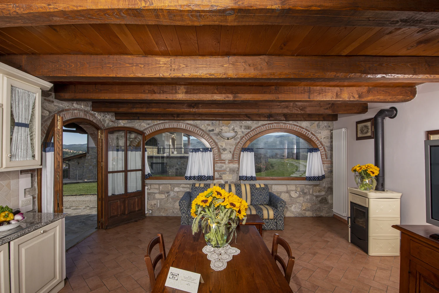 noord-toscane-antico-fio-villa-camelia-woonkeuken-met-boogramen-172-casamia