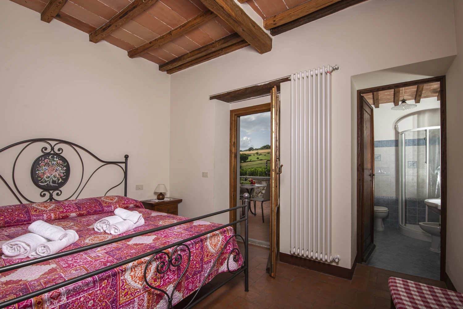 noord-toscane-antico-fio-viola-slaapkamer-met-roze-bed-115-casamia