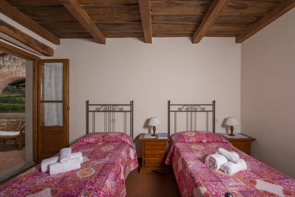noord-toscane-antico-fio-viola-slaapkamer-met-roze-bedden-118-casamia