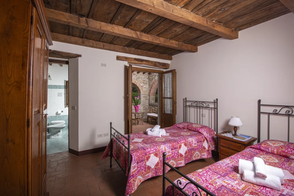 noord-toscane-antico-fio-viola-slaapkamer-met-twee-bedden-116-casamia