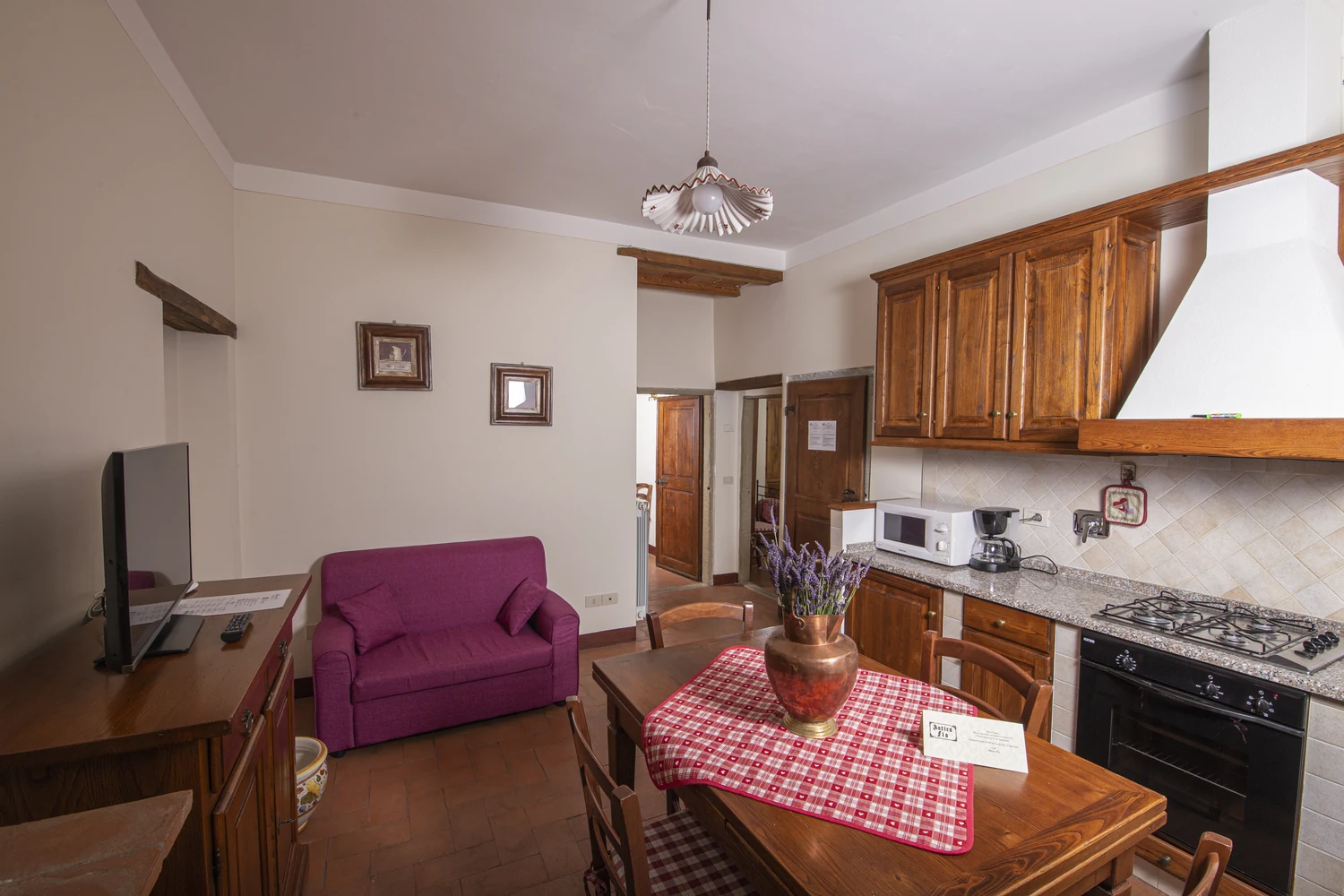 noord-toscane-antico-fio-viola-woonkeuken-met-paarse-bank-122-casamia