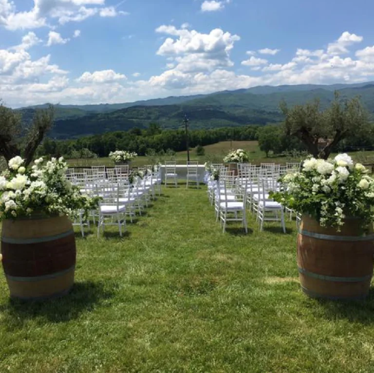 Noord toscane antico fio witte stoelen met heuveluitzicht