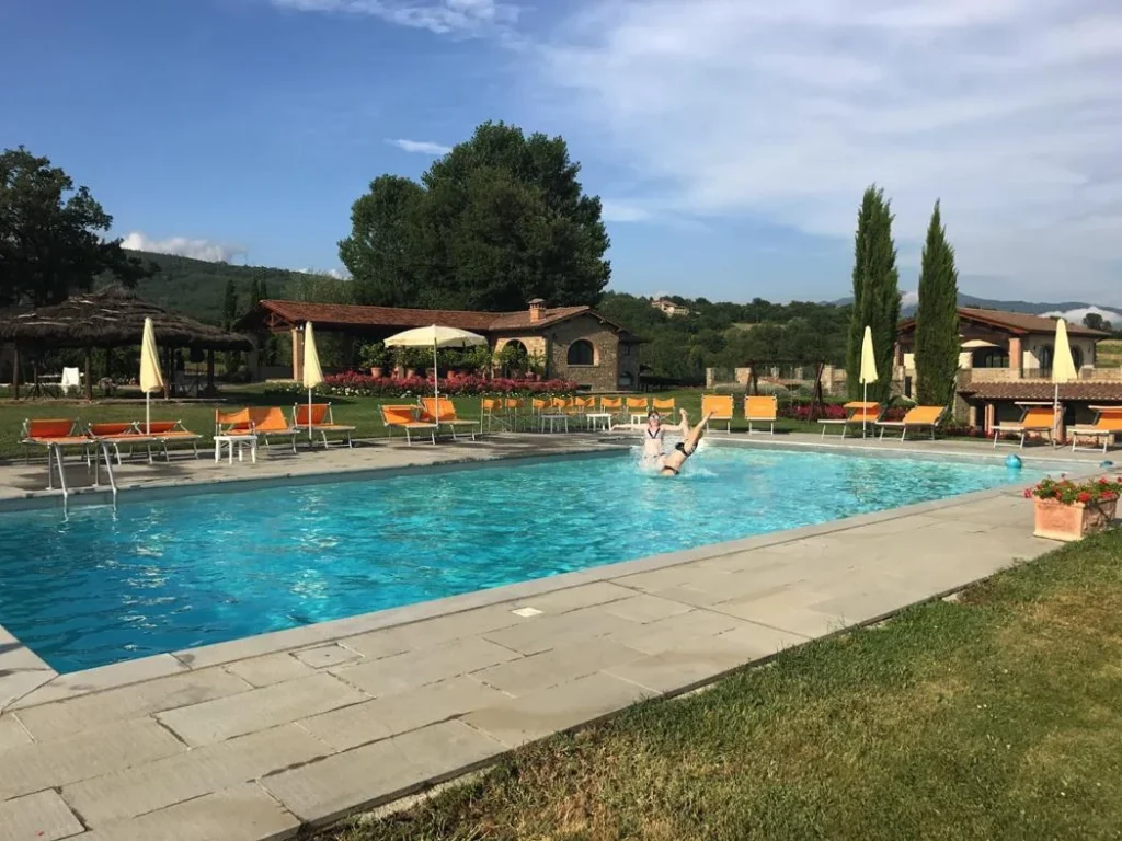 Noord toscane antico fio zwembad en ligstoelen