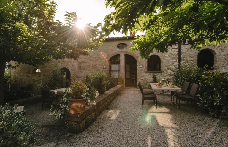 Noord toscane tenuta quarrata binnenplaats in tegenlicht