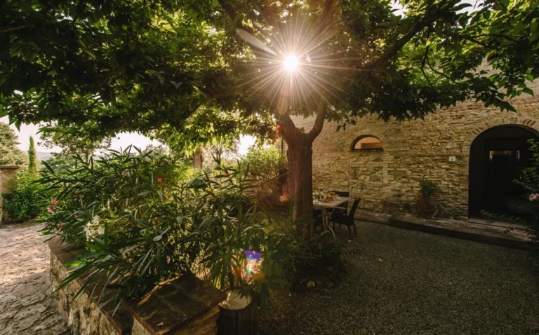 Noord toscane tenuta quarrata binnenplaats in tegenlicht