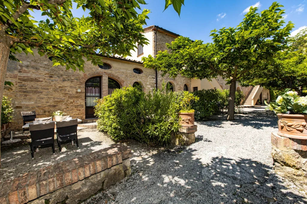 Noord toscane tenuta quarrata binnenplaats met schaduwrijke zitjes