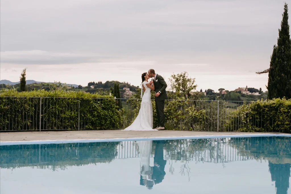 Noord toscane tenuta quarrata bruidspaar bij zwembad