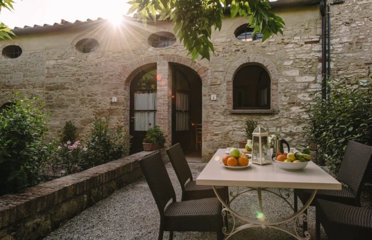 Noord toscane tenuta quarrata buitentafel bij stenen gevel