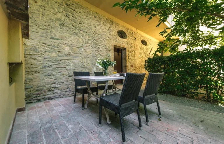 Noord toscane tenuta quarrata buitentafel bij stenen gevel