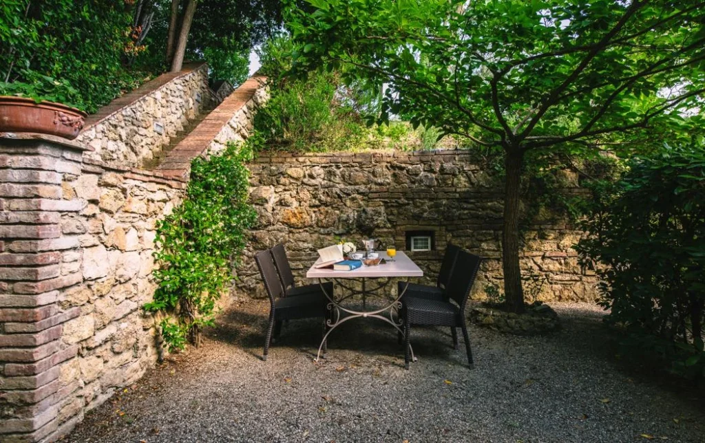Noord toscane tenuta quarrata buitentafel bij stenen trap