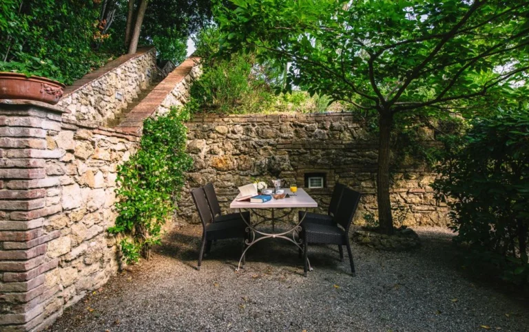Noord toscane tenuta quarrata buitentafel bij stenen trap