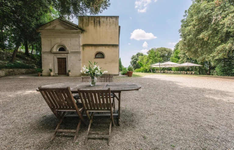Noord toscane tenuta quarrata buitentafels bij kapel
