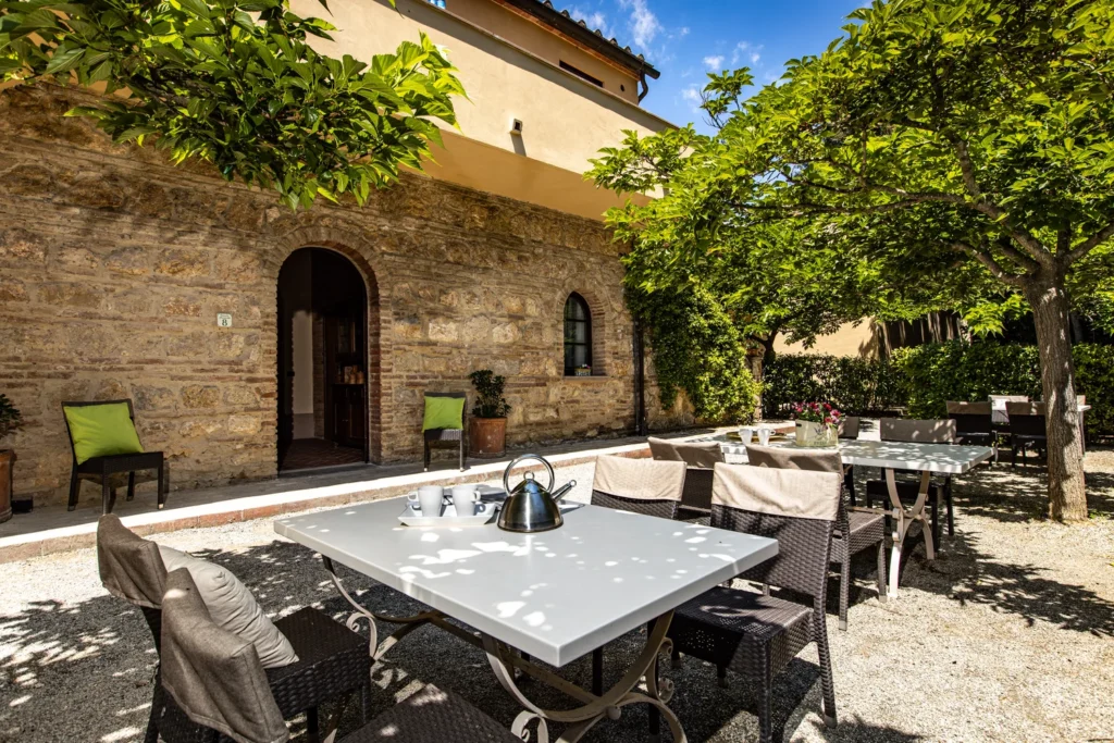 Noord toscane tenuta quarrata buitentafels bij stenen gevel