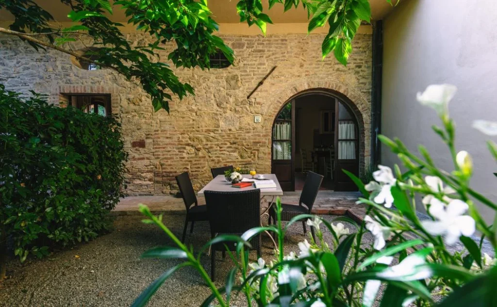Noord toscane tenuta quarrata buitenzitje bij boogdeur
