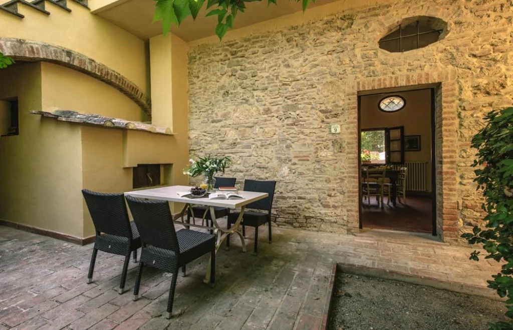 Noord toscane tenuta quarrata buitenzitje bij entree