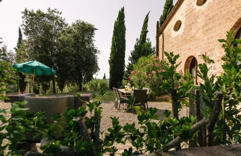 Noord toscane tenuta quarrata buitenzitje bij stenen gevel