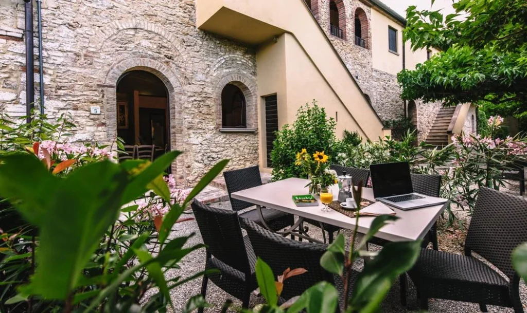 Noord toscane tenuta quarrata buitenzitje bij stenen trap