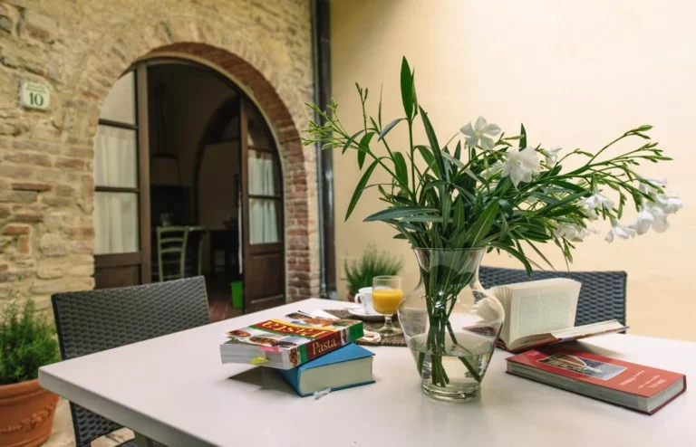 Noord toscane tenuta quarrata gedekte buitentafel bij boogdeur