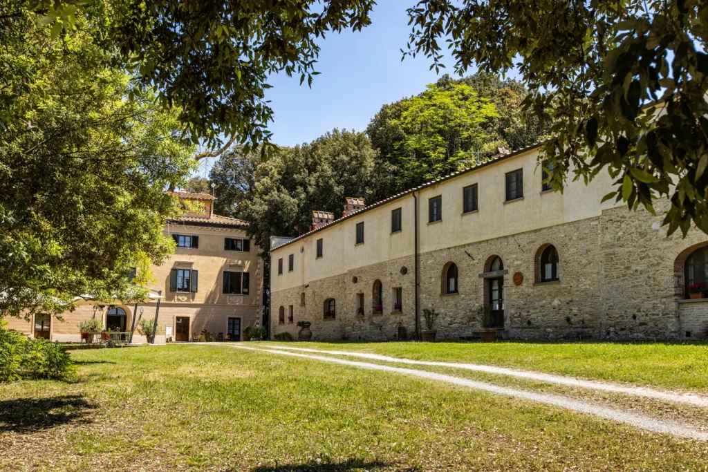 Noord toscane tenuta quarrata landhuis en gazon