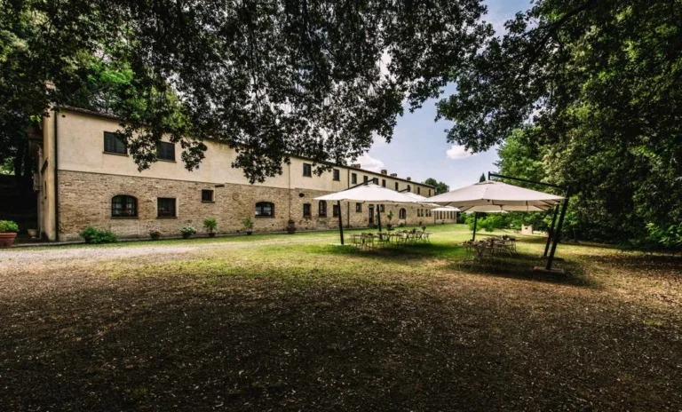 Noord toscane tenuta quarrata landhuis en schaduwrijke tuin