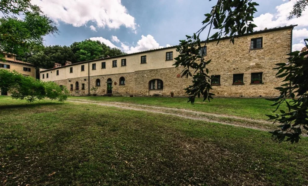 Noord toscane tenuta quarrata landhuis met gazon