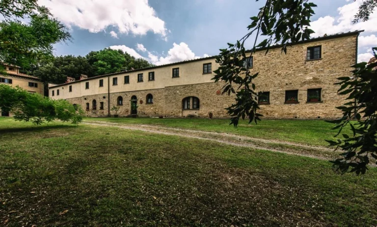 Noord toscane tenuta quarrata landhuis met gazon