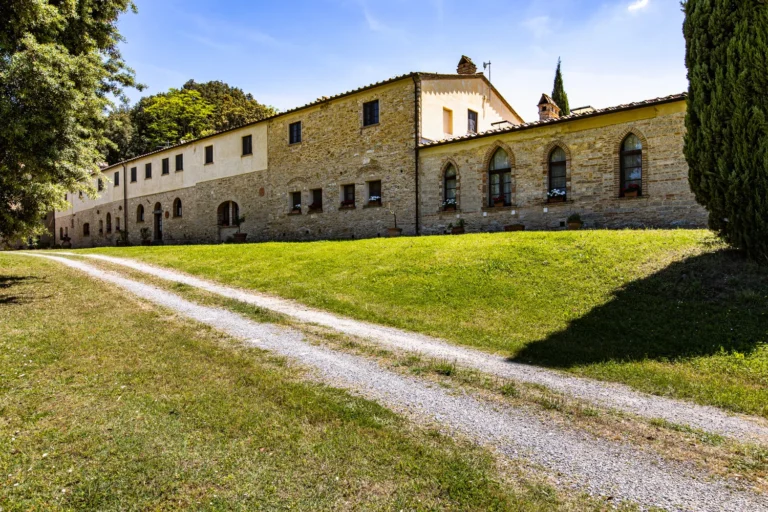 Noord toscane tenuta quarrata landhuis met gazon