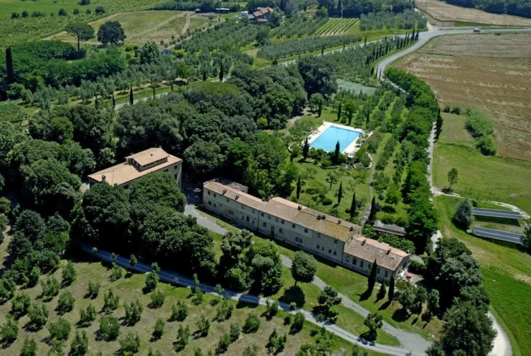 Noord toscane tenuta quarrata luchtfoto landgoed en zwembad