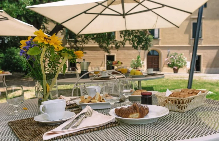 Noord toscane tenuta quarrata ontbijttafel onder parasol