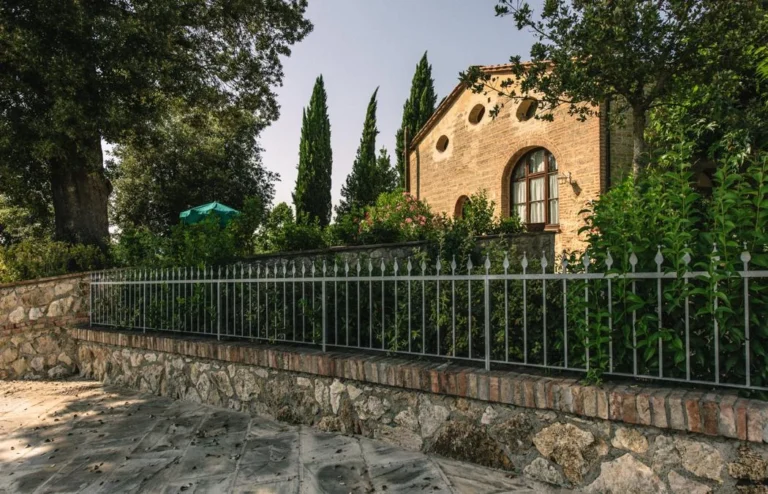 Noord toscane tenuta quarrata stenen gevel achter hek