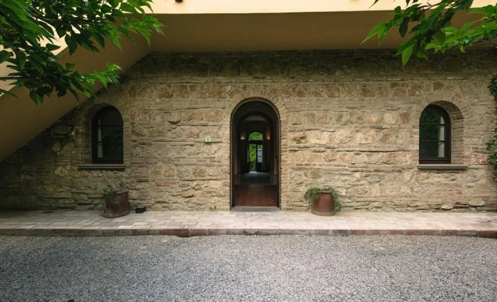 Noord toscane tenuta quarrata stenen gevel met boogdeur