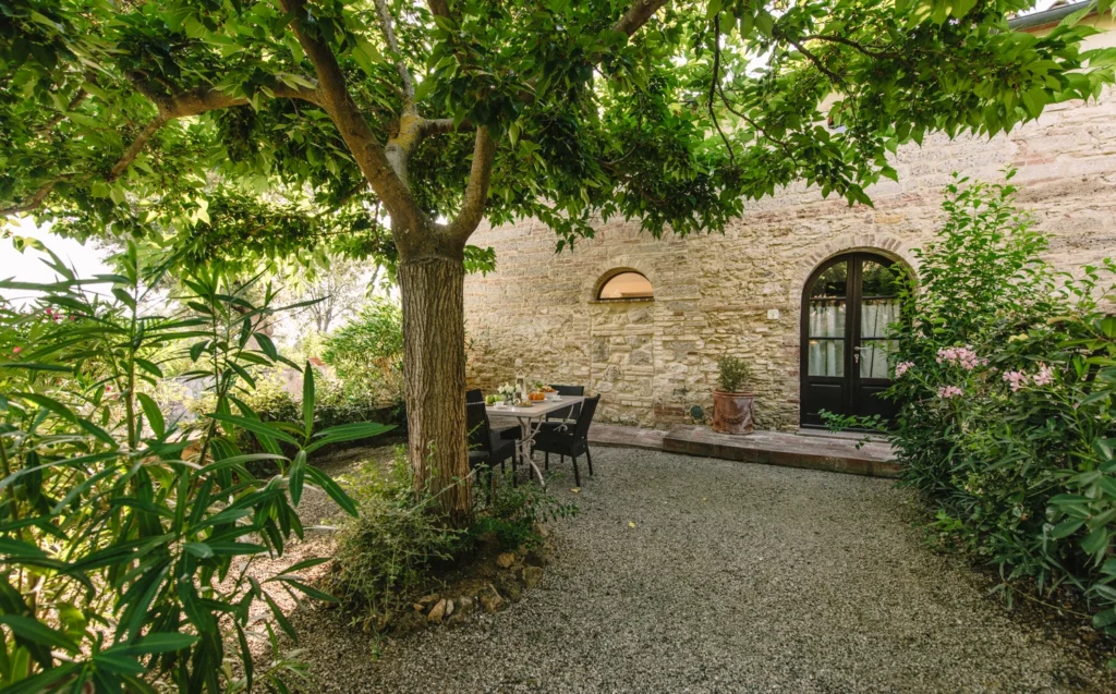 Noord toscane tenuta quarrata stenen gevel met buitenzitjes