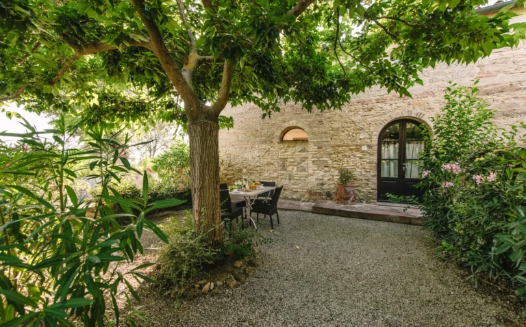 Noord toscane tenuta quarrata stenen gevel met buitenzitjes