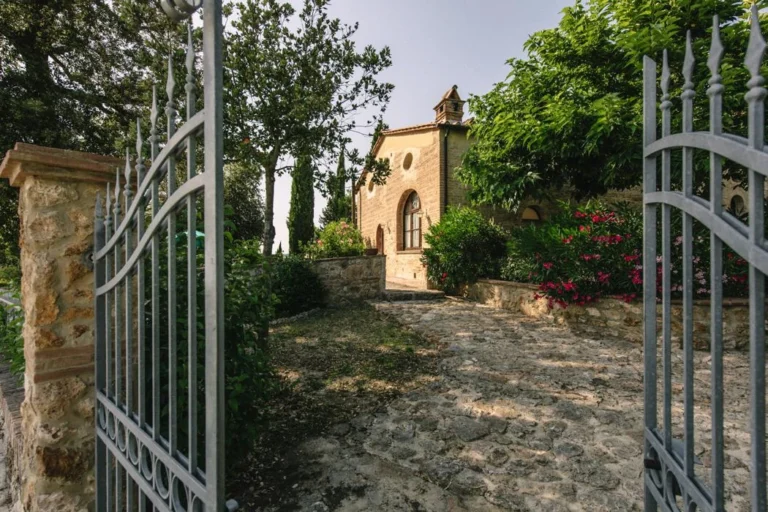 Noord toscane tenuta quarrata toegangshek bij gebouw