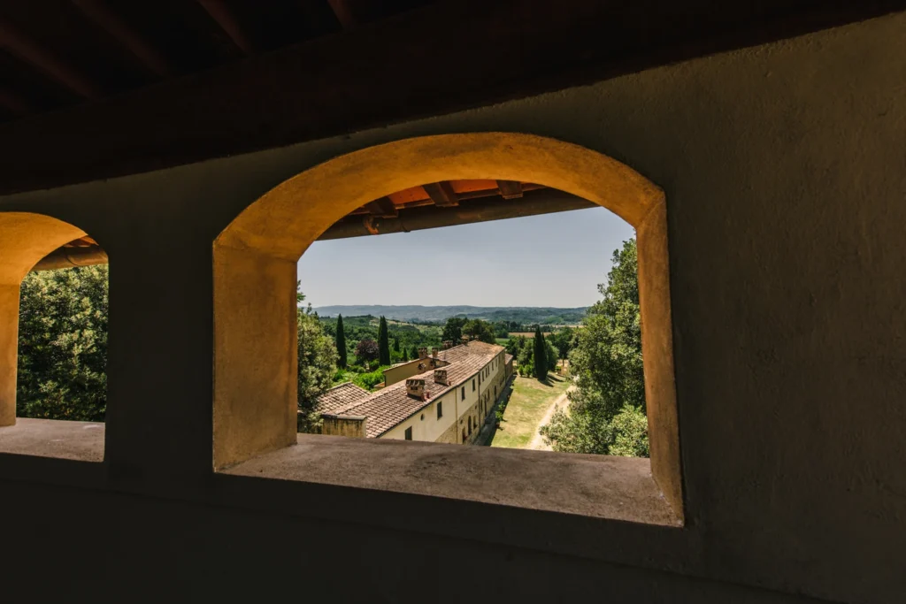 noord-toscane-tenuta-quarrata-uitzicht-door-boograam-15-casamia