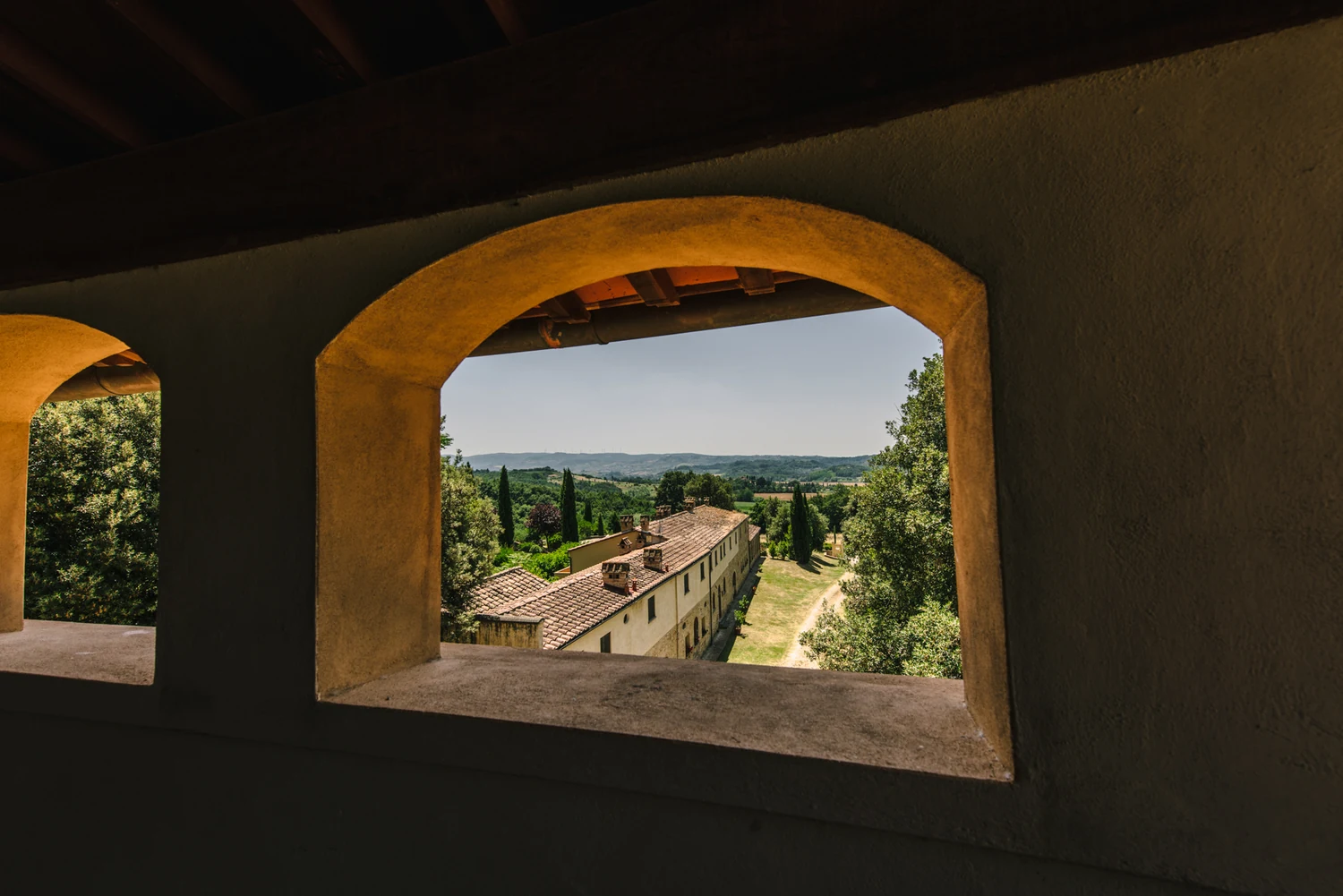 noord-toscane-tenuta-quarrata-uitzicht-door-boograam-15-casamia
