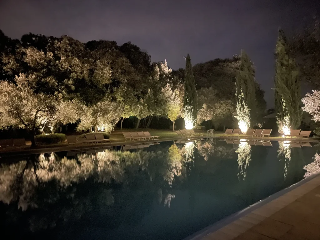 Noord toscane tenuta quarrata verlicht zwembad in de avond