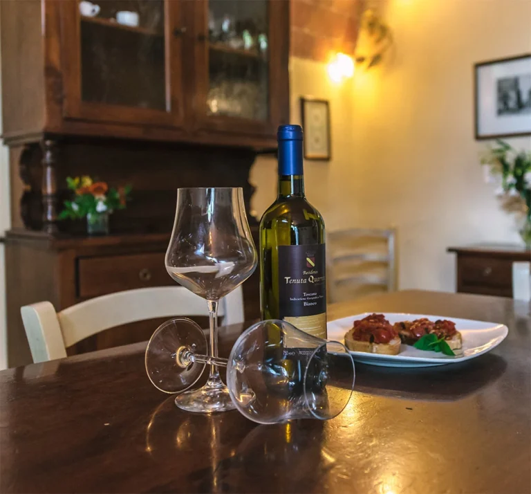 Noord toscane tenuta quarrata wijnglazen en gerecht
