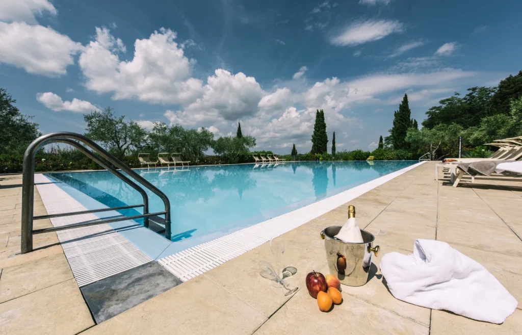 Noord toscane tenuta quarrata zwembad en zonneterras