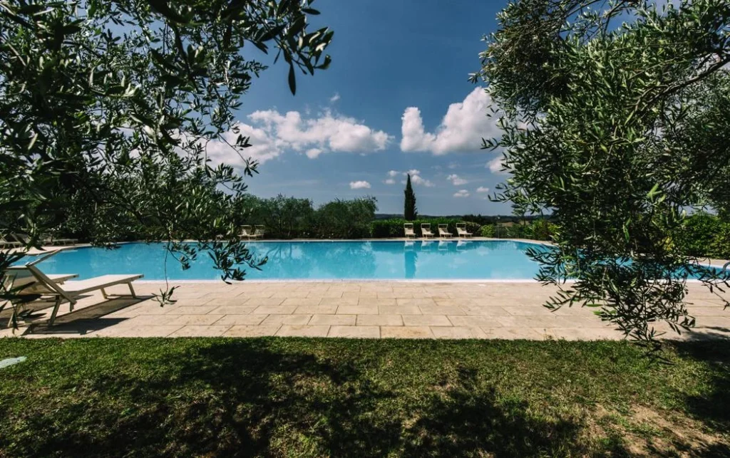 Noord toscane tenuta quarrata zwembad met zonneterras