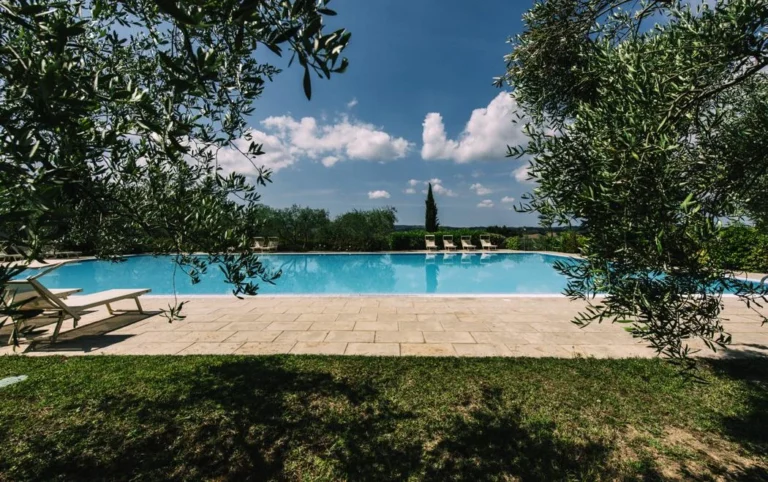Noord toscane tenuta quarrata zwembad met zonneterras