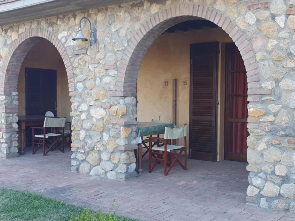 toscaanse-kust-borgo-di-montemurlo-quadrilocali-overdekt-terras-onder-natuurstenen-bogen-049-casamia