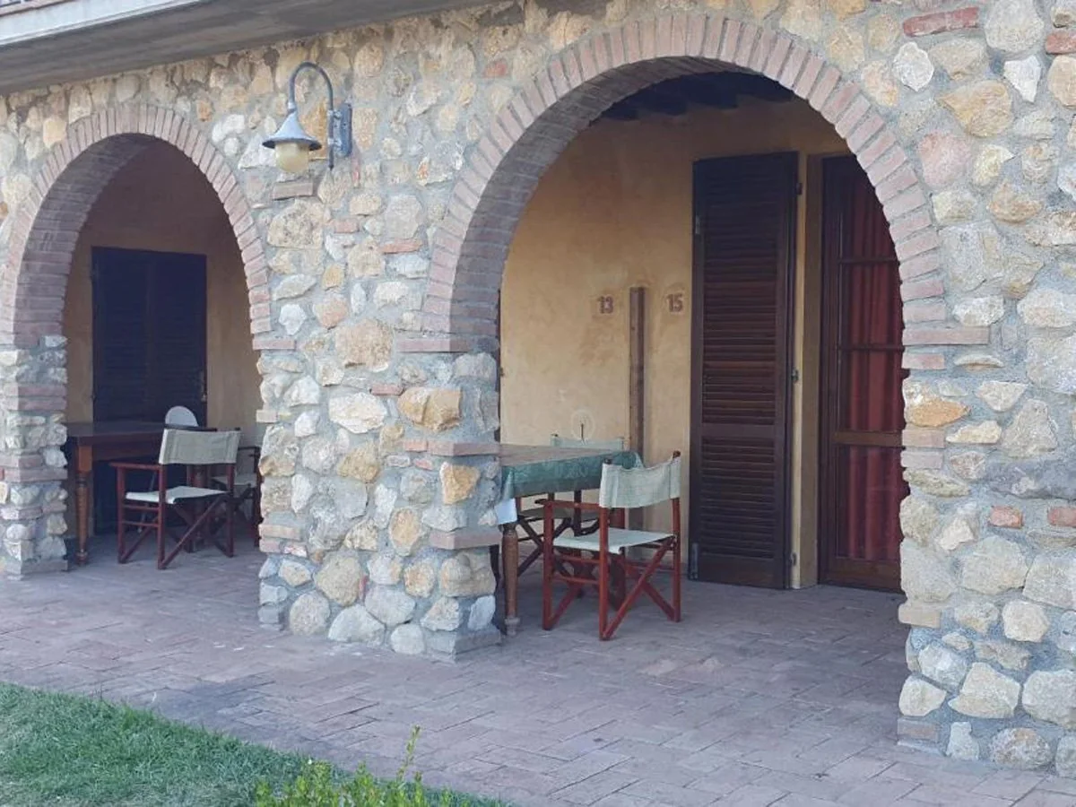 toscaanse-kust-borgo-di-montemurlo-quadrilocali-overdekt-terras-onder-natuurstenen-bogen-049-casamia