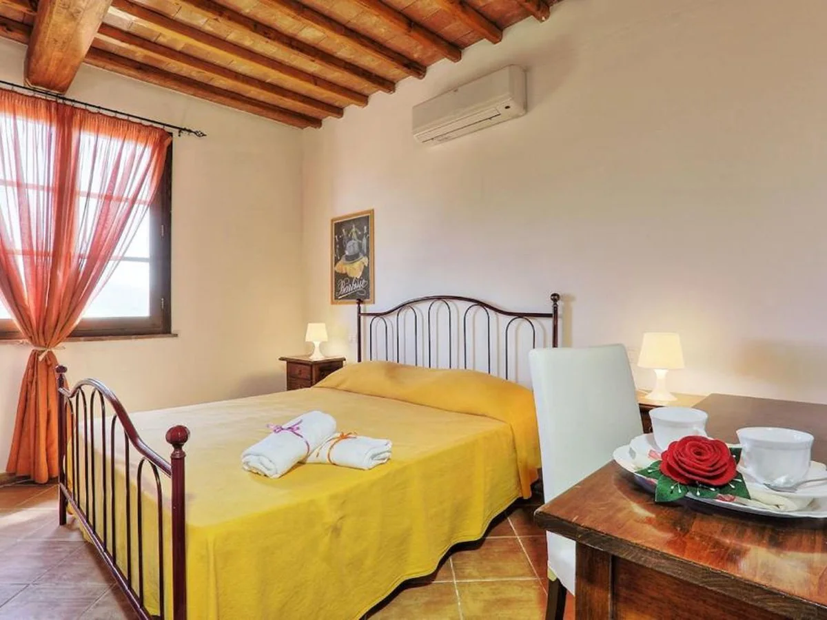 toscaanse-kust-borgo-di-montemurlo-quadrilocali-slaapkamer-met-geel-bedsprei-en-airco-047-casamia