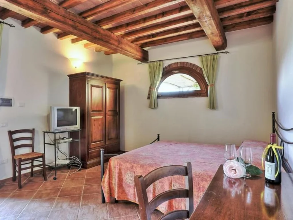 toscaanse-kust-borgo-di-montemurlo-quadrilocali-slaapkamer-met-tweepersoonsbed-en-boograam-046-casamia